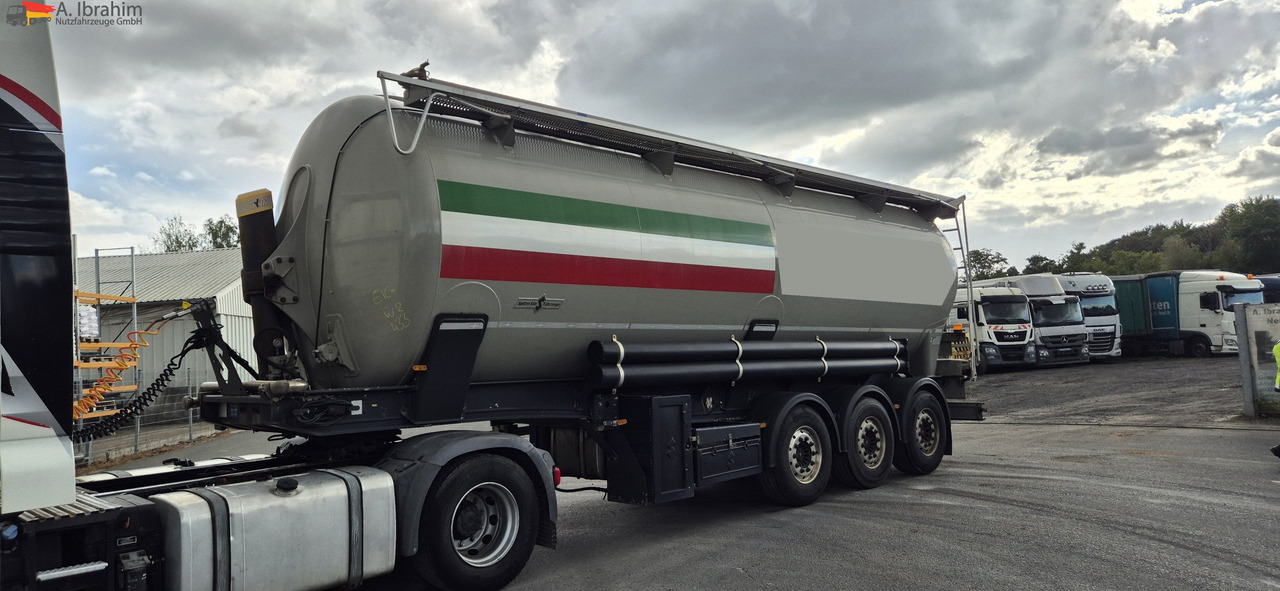 SPITZER SKL2745CAL leichter Anfahrschaden elektr. Pumpe - Semi trailer silo: gambar 1 SPITZER SKL2745CAL leichter Anfahrschaden elektr. Pumpe - Semi trailer silo: gambar 1