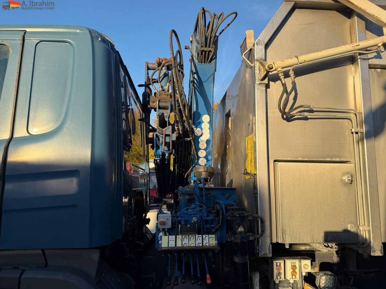 Scania B4X2 Edelstahlkipper für Tierkörperbeseitigung Kran MKG - Truk sampah: gambar 4 Scania B4X2 Edelstahlkipper für Tierkörperbeseitigung Kran MKG - Truk sampah: gambar 4