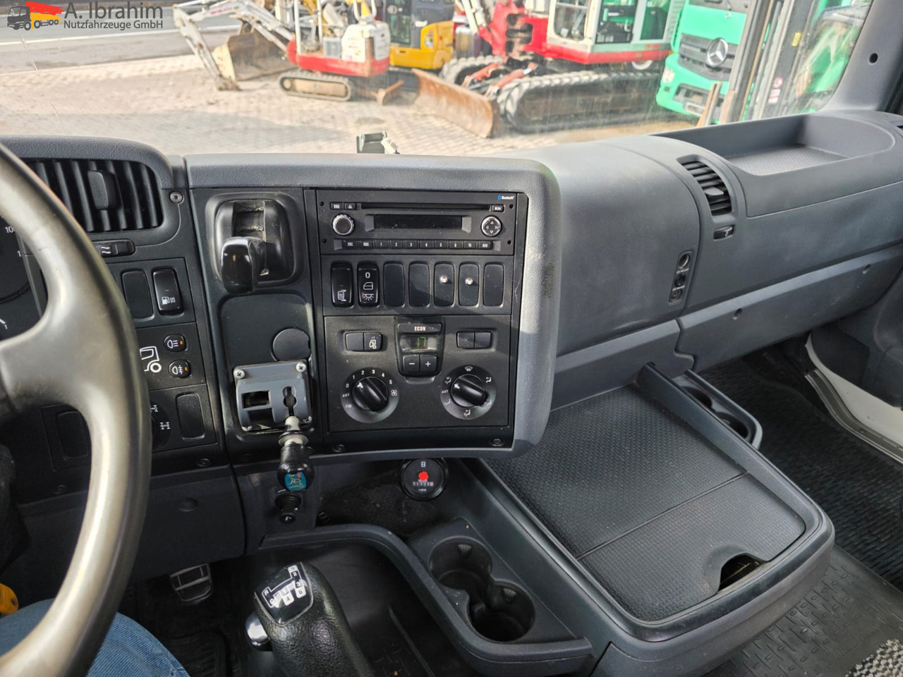 Scania R560 | 6x4 | V8 | Blatt Blatt | Schaltgetriebe | Kipphydraulik | Klima | Trommelbremse| 3 Pedals - Tractor head: gambar 3 Scania R560 | 6x4 | V8 | Blatt Blatt | Schaltgetriebe | Kipphydraulik | Klima | Trommelbremse| 3 Pedals - Tractor head: gambar 3