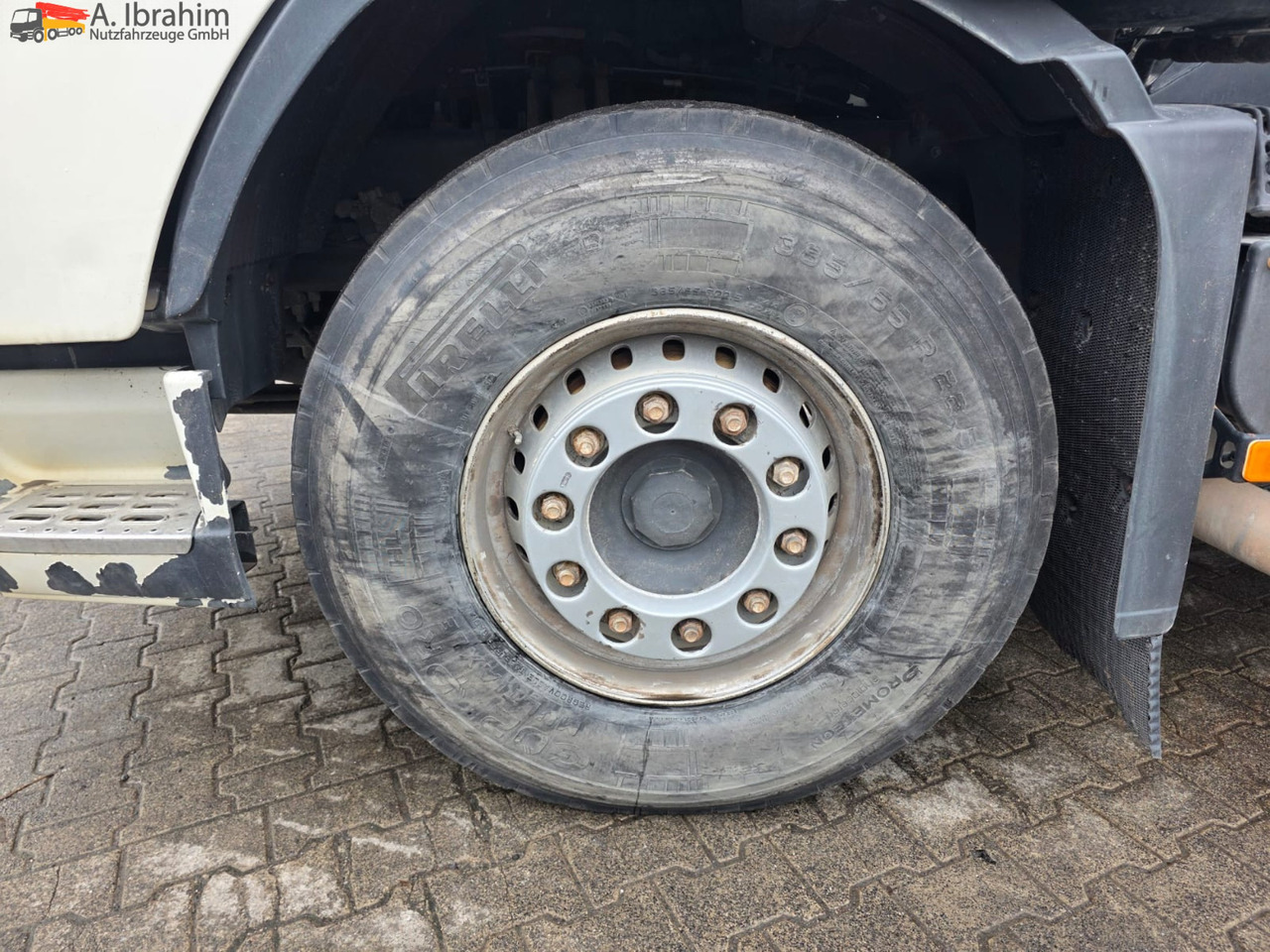 Volvo FH 520 | 6x4 | Schaltgetriebe | Blatt Blatt Klima | Trommelbremse | 3 Pedals - Tractor head: gambar 5 Volvo FH 520 | 6x4 | Schaltgetriebe | Blatt Blatt Klima | Trommelbremse | 3 Pedals - Tractor head: gambar 5