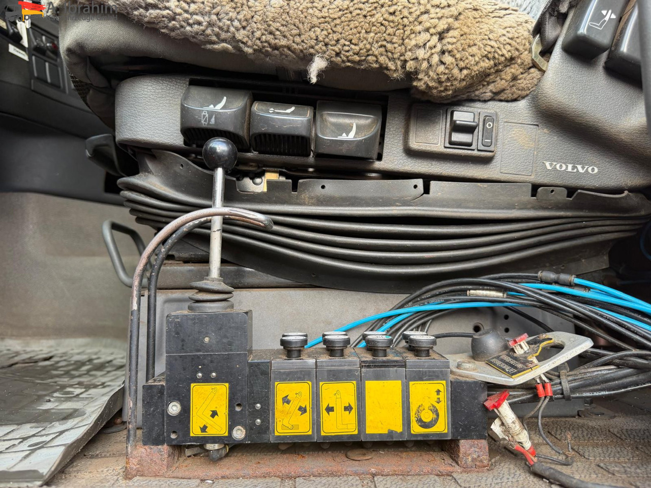 Volvo FH12-420 8x2 Fahrzeugpapiere Schweiz - Hook lift: gambar 4 Volvo FH12-420 8x2 Fahrzeugpapiere Schweiz - Hook lift: gambar 4