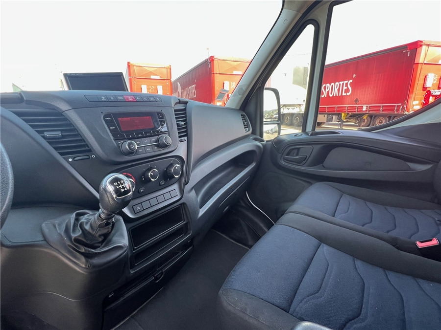 Truk box Iveco 35C16H: gambar 15