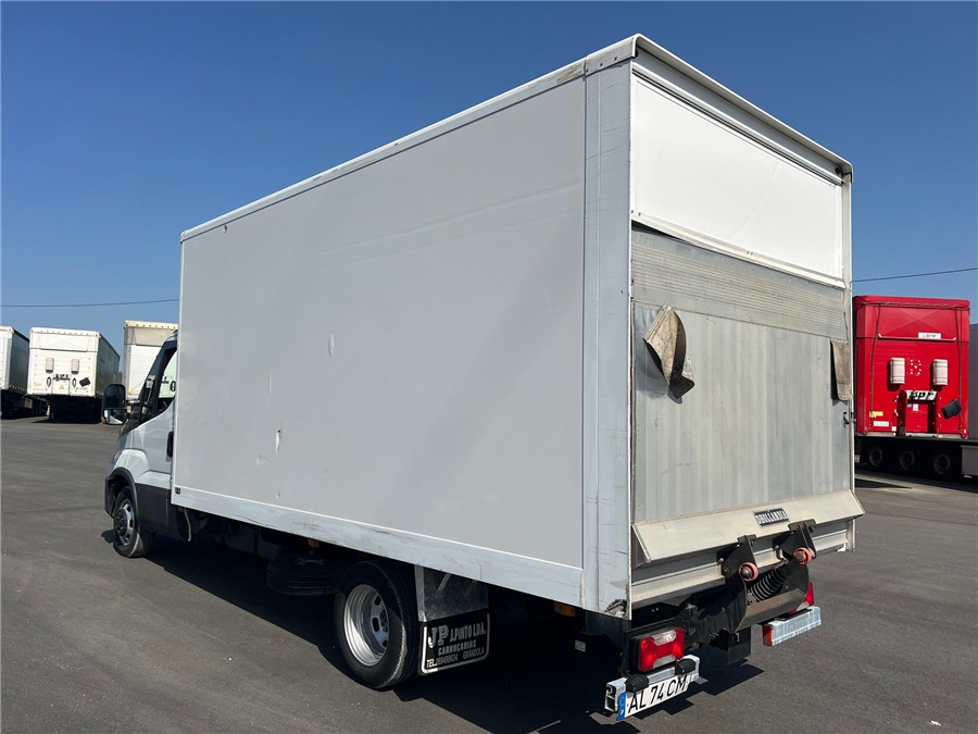 Truk box Iveco 35C16H: gambar 7