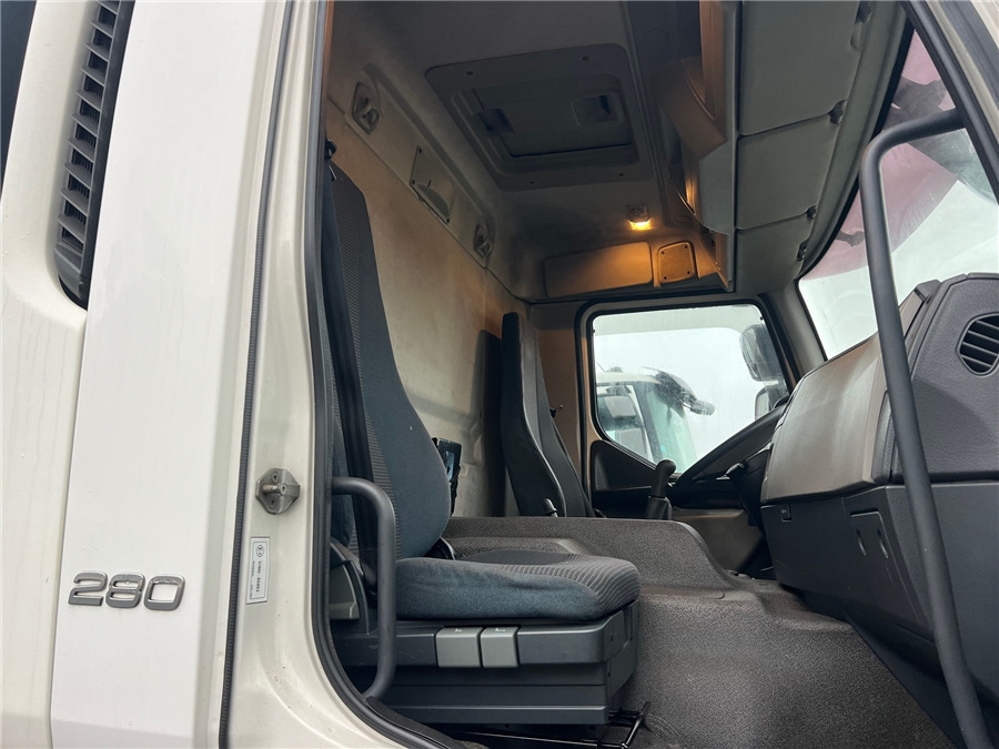 Truk dengan terpal samping Volvo FE 280: gambar 19