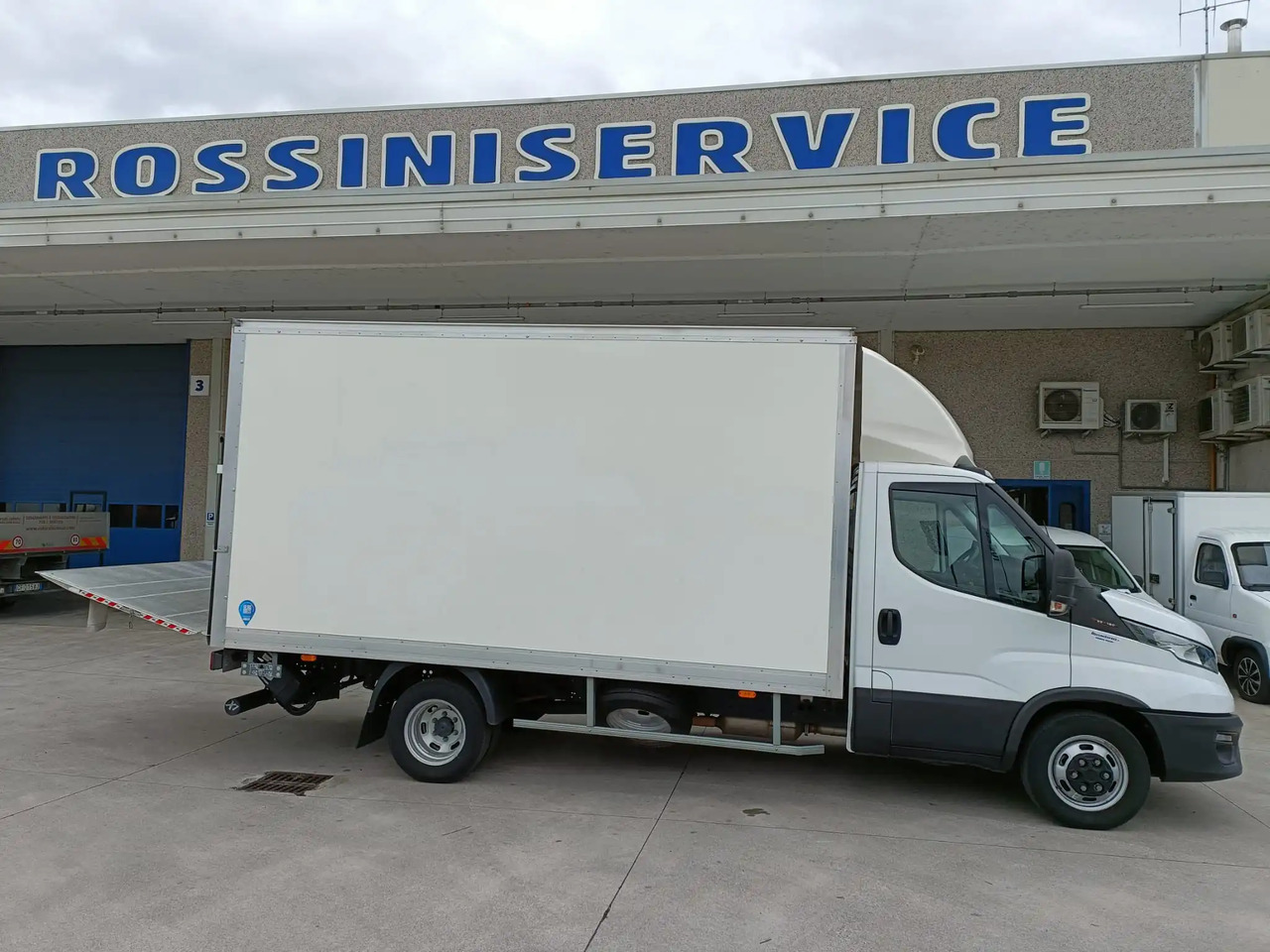 IVECO DAILY 35C16 3.0 - Van box: gambar 4 IVECO DAILY 35C16 3.0 - Van box: gambar 4
