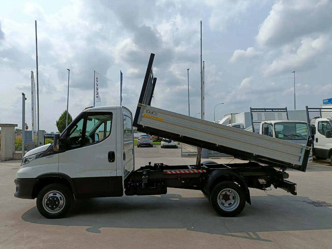 IVECO DAILY 35C16 3000 cc KM 0 - Van jungkit: gambar 3 IVECO DAILY 35C16 3000 cc KM 0 - Van jungkit: gambar 3