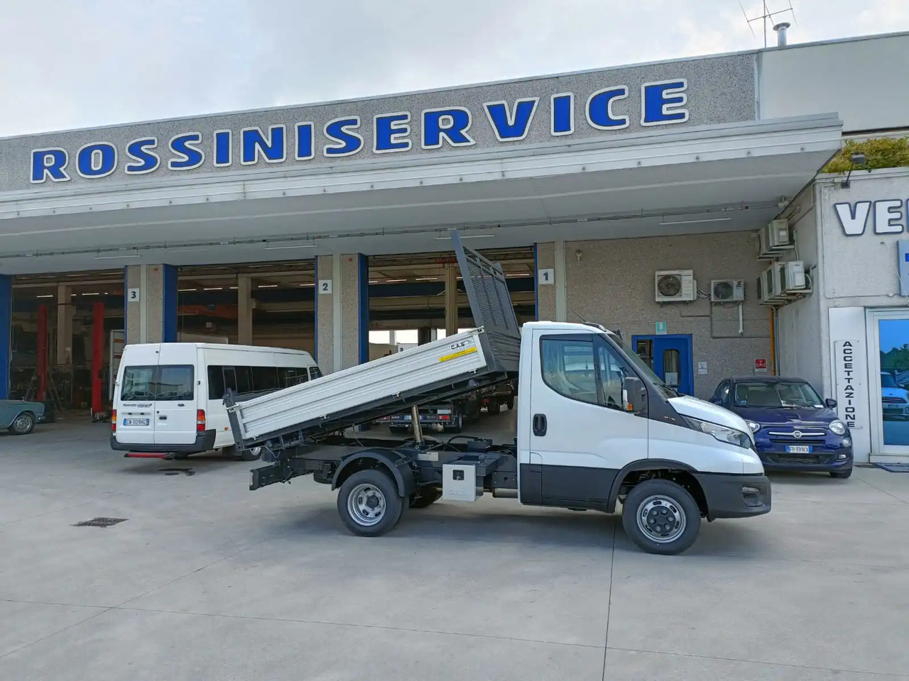 IVECO DAILY 35C16 3000 cc KM 0 - Van jungkit: gambar 3 IVECO DAILY 35C16 3000 cc KM 0 - Van jungkit: gambar 3