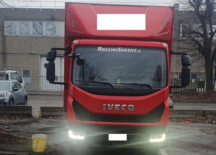IVECO EUROCARGO 100E18 - Truk box: gambar 4 IVECO EUROCARGO 100E18 - Truk box: gambar 4