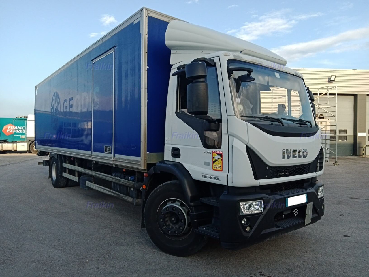 IVECO EUROCARGO 180EL28P - Truk box: gambar 1 IVECO EUROCARGO 180EL28P - Truk box: gambar 1