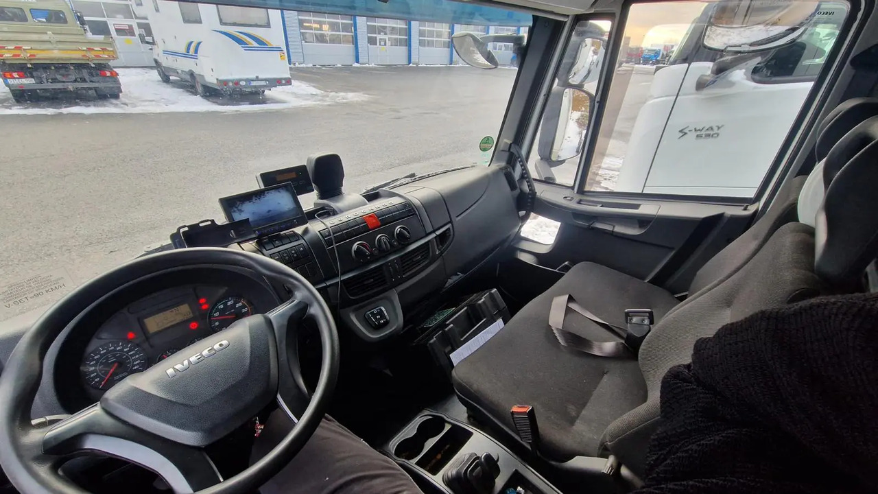IVECO EUROCARGO 75E19P - Truk dengan terpal samping: gambar 4 IVECO EUROCARGO 75E19P - Truk dengan terpal samping: gambar 4