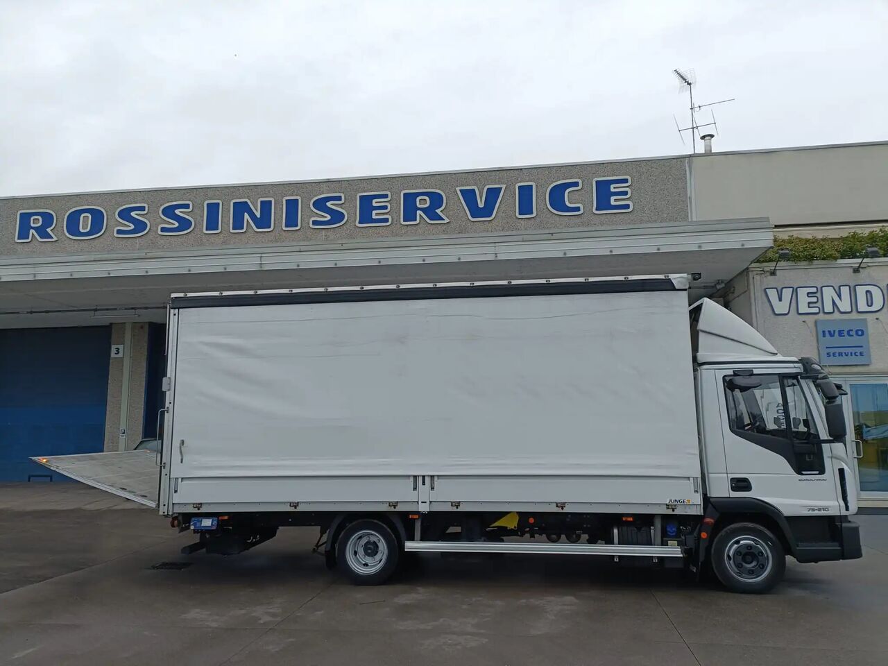 IVECO EUROCARGO 75E21P - Truk dengan terpal samping: gambar 5 IVECO EUROCARGO 75E21P - Truk dengan terpal samping: gambar 5