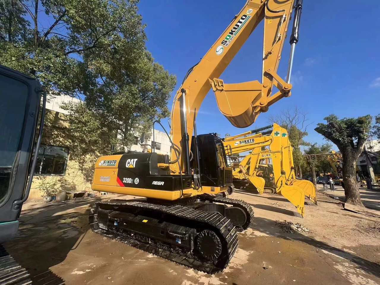 Caterpillar 320D2 - Ekskavator perayap: gambar 1 Caterpillar 320D2 - Ekskavator perayap: gambar 1
