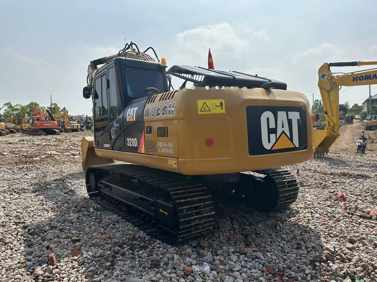 Caterpillar 320D2 - Ekskavator perayap: gambar 1 Caterpillar 320D2 - Ekskavator perayap: gambar 1