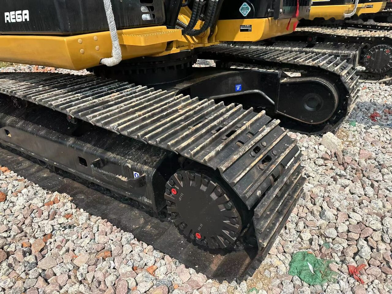 Caterpillar CAT 320D - Ekskavator perayap: gambar 4 Caterpillar CAT 320D - Ekskavator perayap: gambar 4