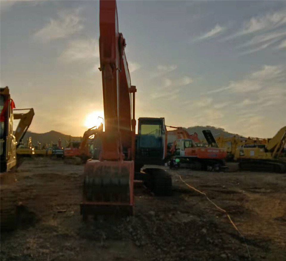 Hitachi ZX210 - Ekskavator perayap: gambar 4 Hitachi ZX210 - Ekskavator perayap: gambar 4