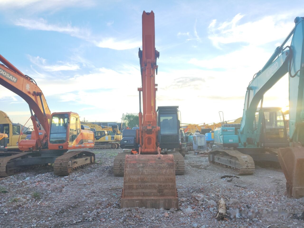 Hitachi ZX210 - Ekskavator perayap: gambar 1 Hitachi ZX210 - Ekskavator perayap: gambar 1
