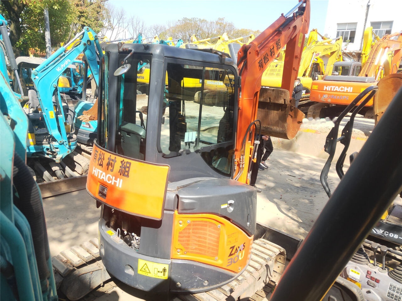 Hitachi ZX30 - Ekskavator mini: gambar 1 Hitachi ZX30 - Ekskavator mini: gambar 1