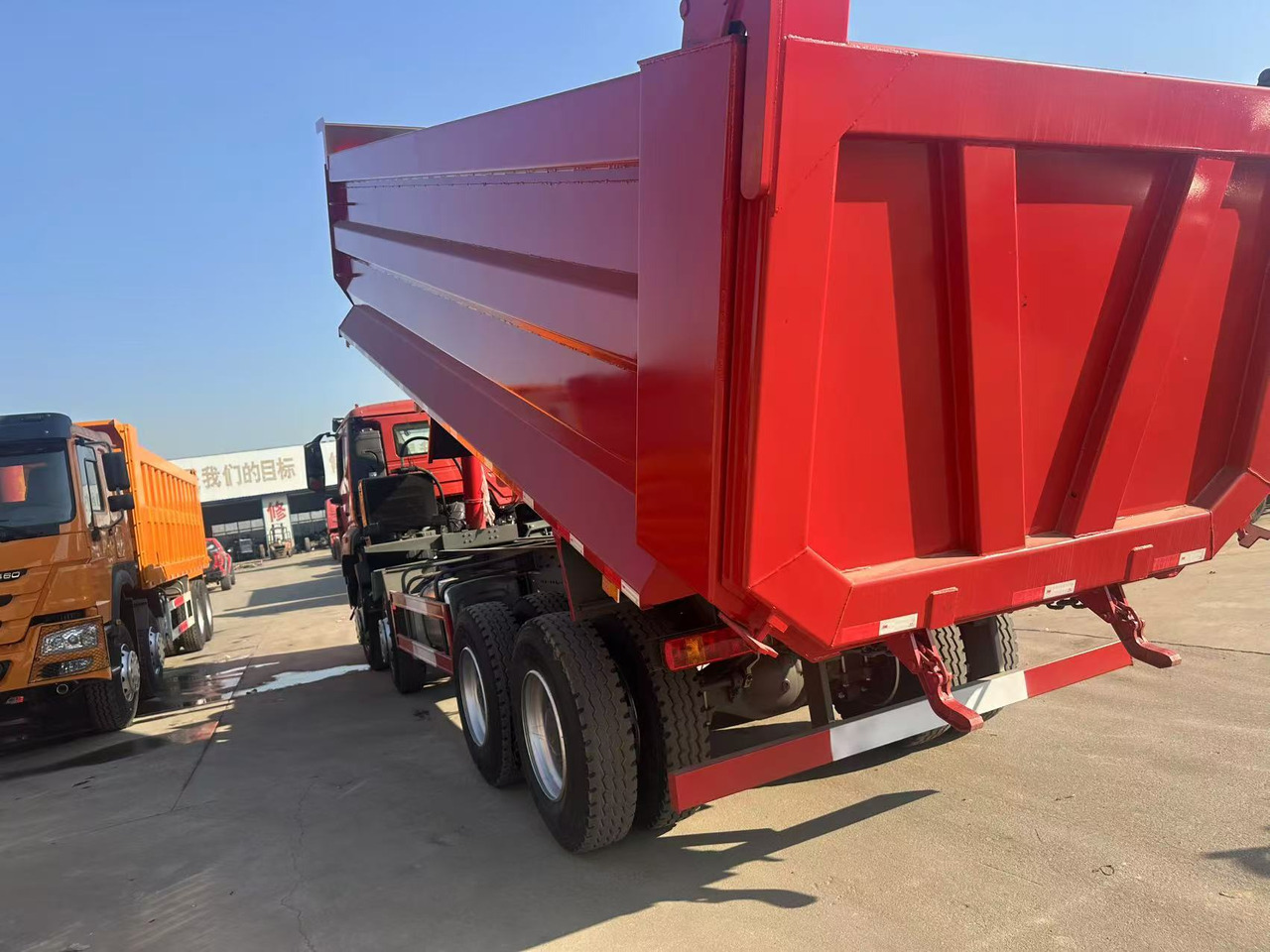 Howo HAOHAN DUMP TRUCK 8X4 - Truk jungkit: gambar 4 Howo HAOHAN DUMP TRUCK 8X4 - Truk jungkit: gambar 4