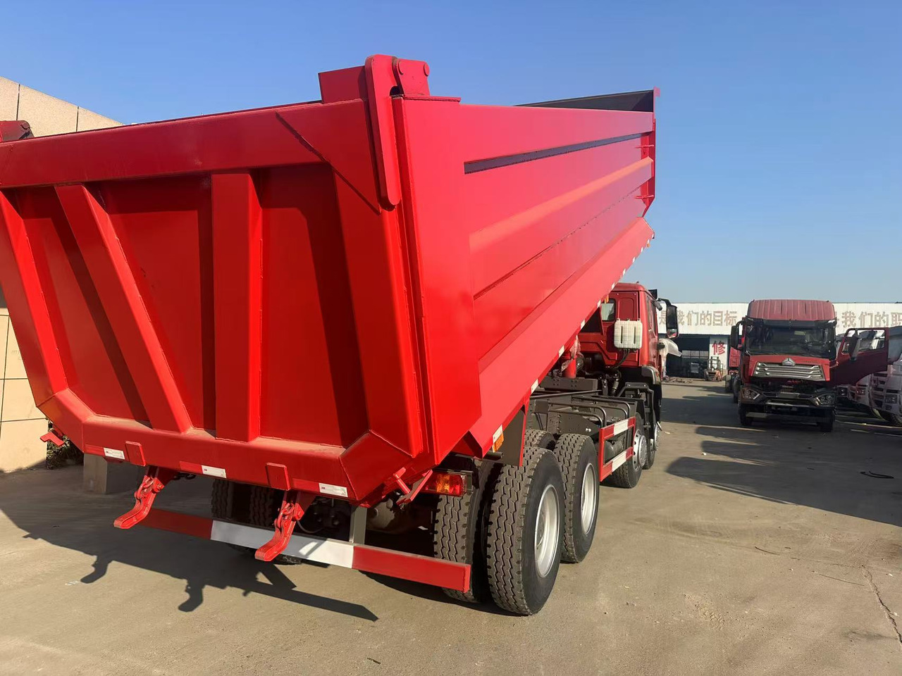 Howo HAOHAN DUMP TRUCK 8X4 - Truk jungkit: gambar 5 Howo HAOHAN DUMP TRUCK 8X4 - Truk jungkit: gambar 5