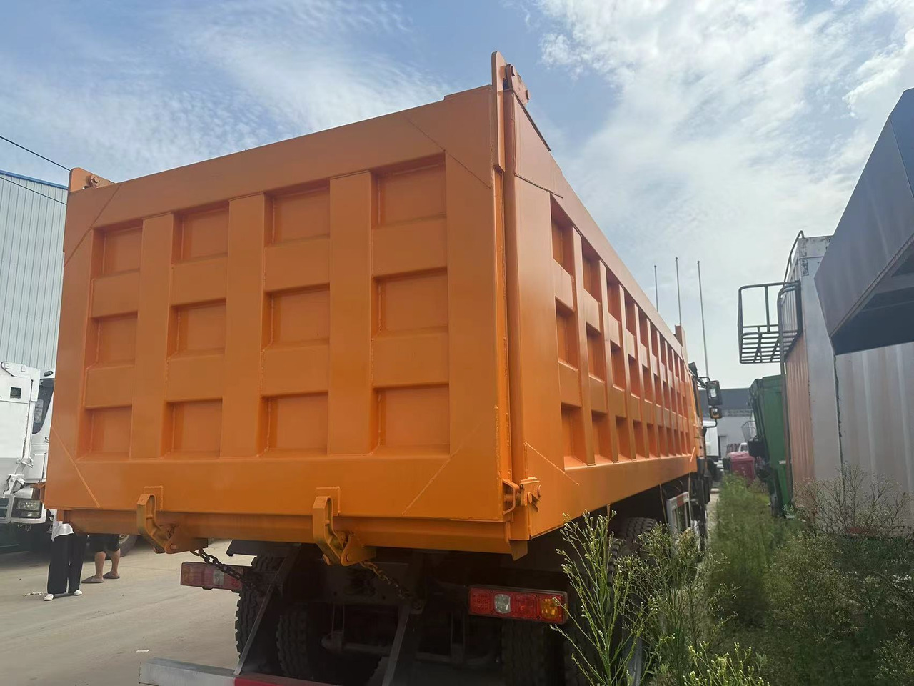 Shacman F3000 8x4 - Truk jungkit: gambar 4 Shacman F3000 8x4 - Truk jungkit: gambar 4