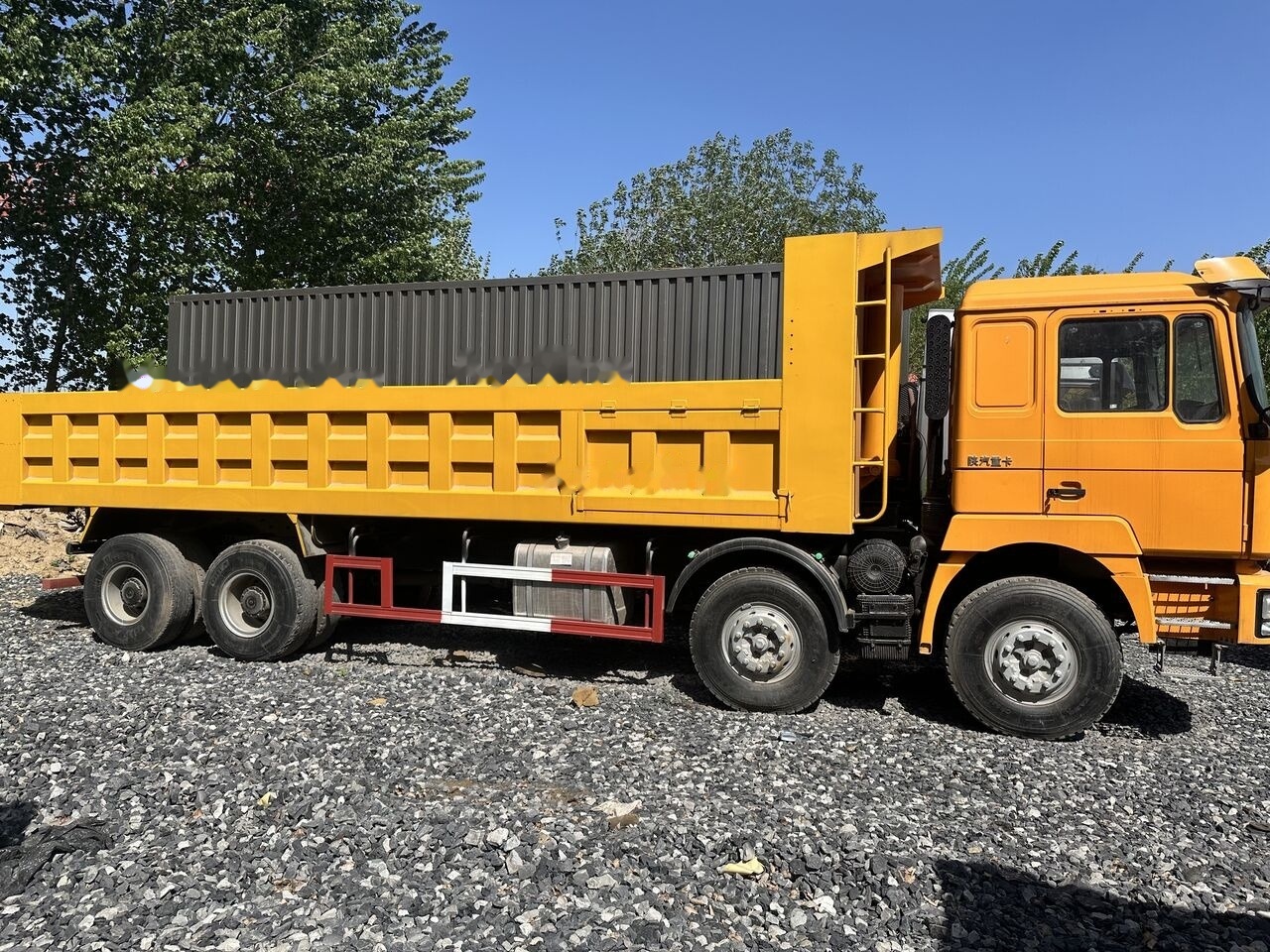 Shacman F3000 - Truk jungkit: gambar 1 Shacman F3000 - Truk jungkit: gambar 1