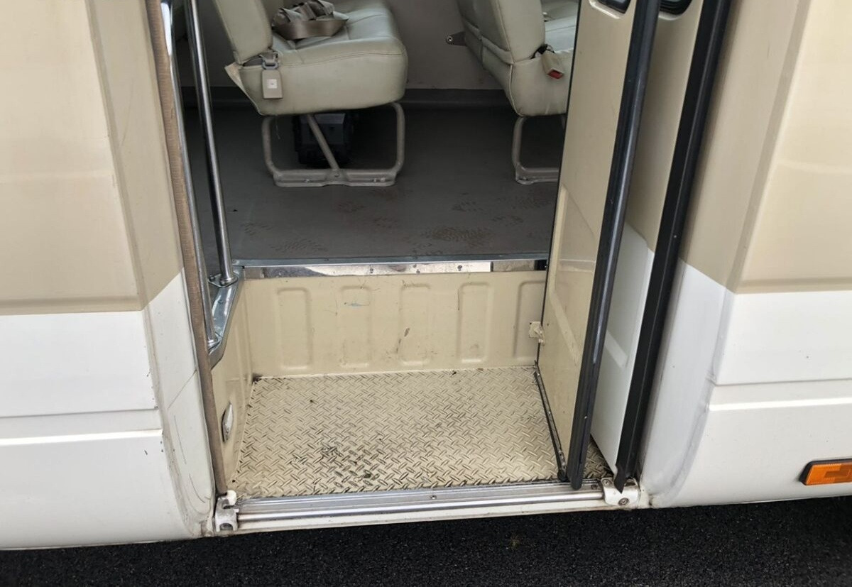 Bus pinggiran kota Toyota Coaster: gambar 6