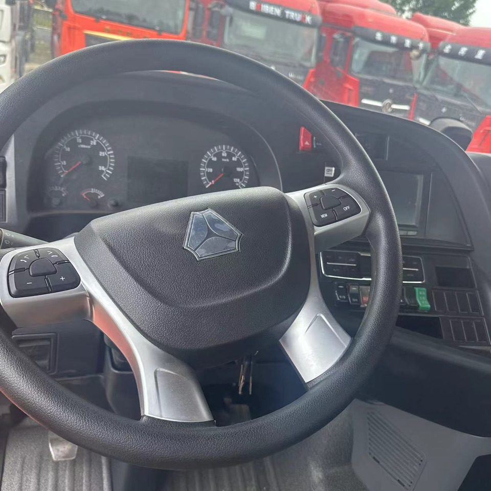 Sinotruk - Tractor head: gambar 1 Sinotruk - Tractor head: gambar 1