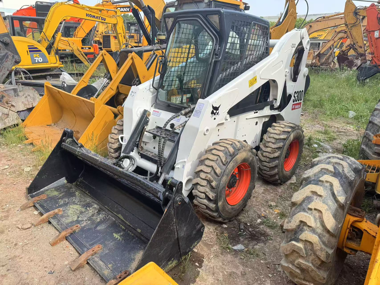 BOBCAT S300 - Backhoe loader: gambar 1 BOBCAT S300 - Backhoe loader: gambar 1