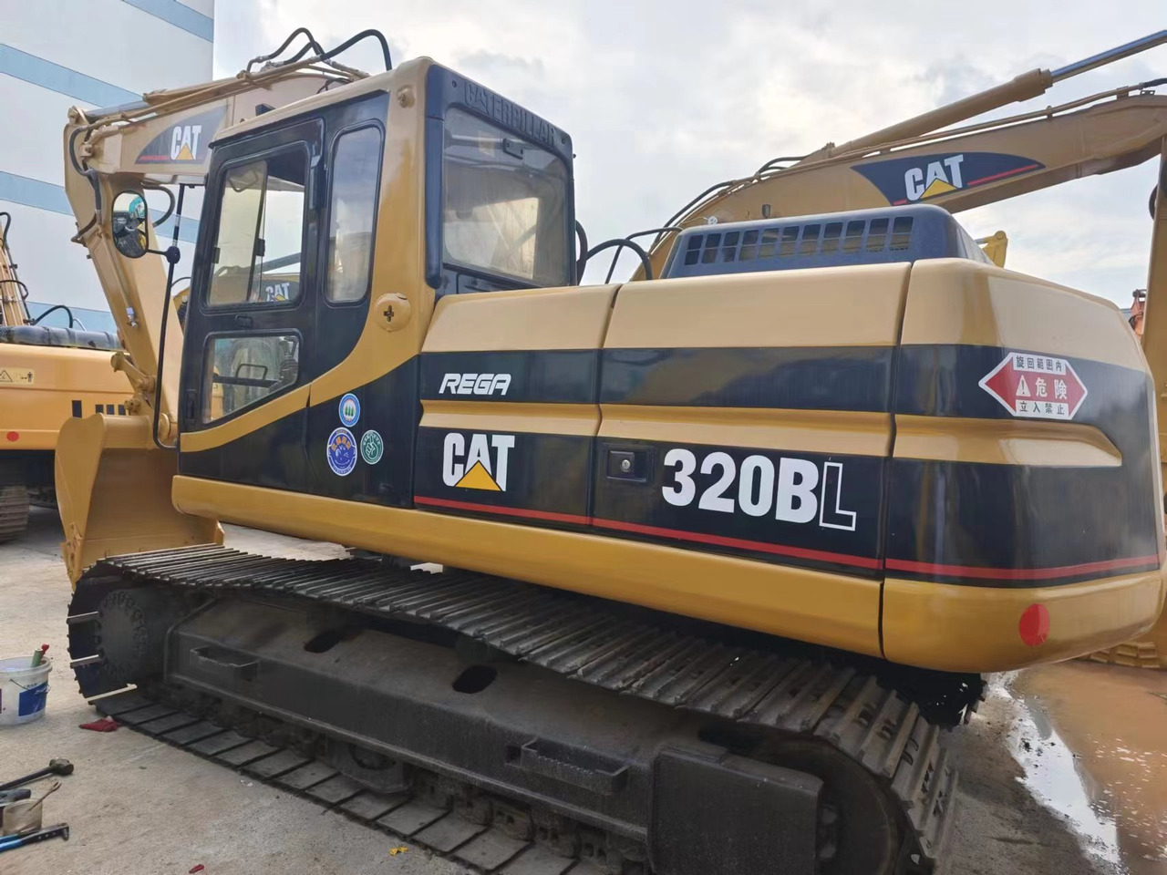 CATERPILLAR CAT 320BL - Ekskavator perayap: gambar 1 CATERPILLAR CAT 320BL - Ekskavator perayap: gambar 1