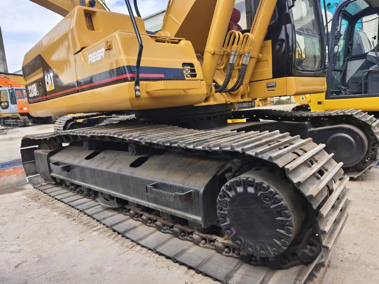 CATERPILLAR CAT 320BL - Ekskavator perayap: gambar 3 CATERPILLAR CAT 320BL - Ekskavator perayap: gambar 3