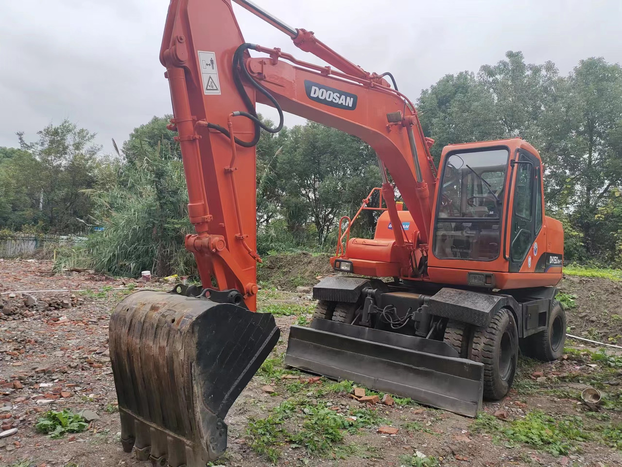 DOOSAN DH150W-7 - Ekskavator roda: gambar 2 DOOSAN DH150W-7 - Ekskavator roda: gambar 2