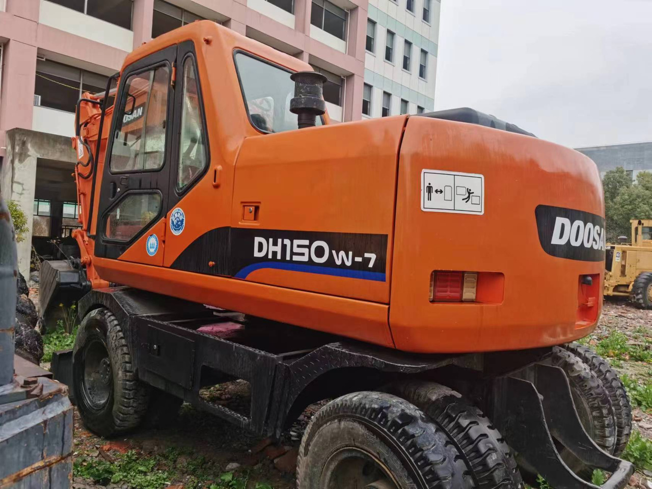 DOOSAN DH150W-7 - Ekskavator roda: gambar 2 DOOSAN DH150W-7 - Ekskavator roda: gambar 2