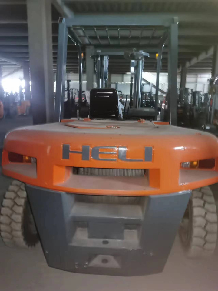 HELI 70 DIESEL FORKLIFT 7TON - Forklift diesel: gambar 2 HELI 70 DIESEL FORKLIFT 7TON - Forklift diesel: gambar 2