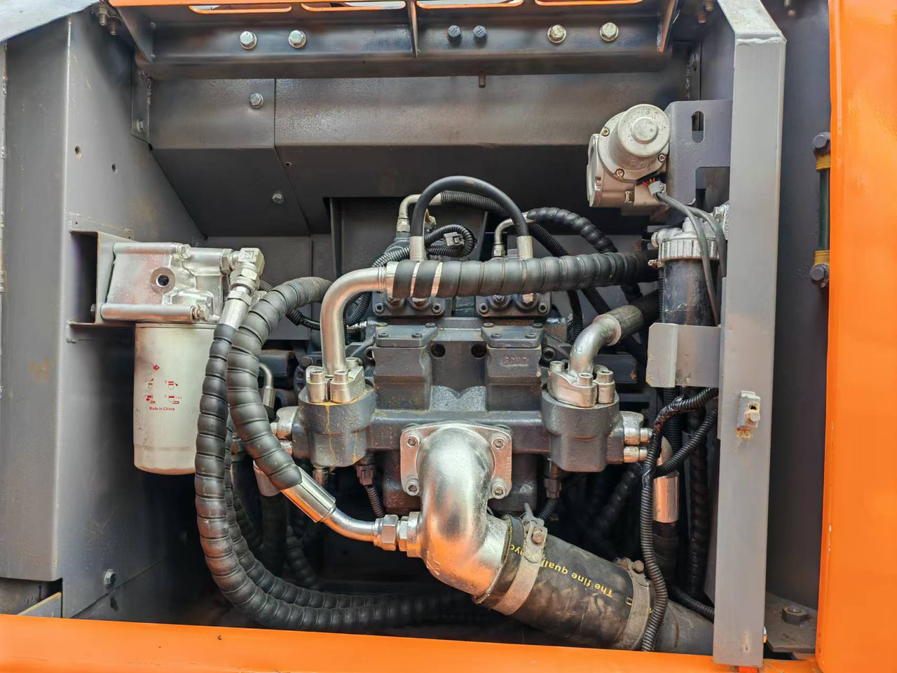 HITACHI ZX200 - Ekskavator perayap: gambar 5 HITACHI ZX200 - Ekskavator perayap: gambar 5