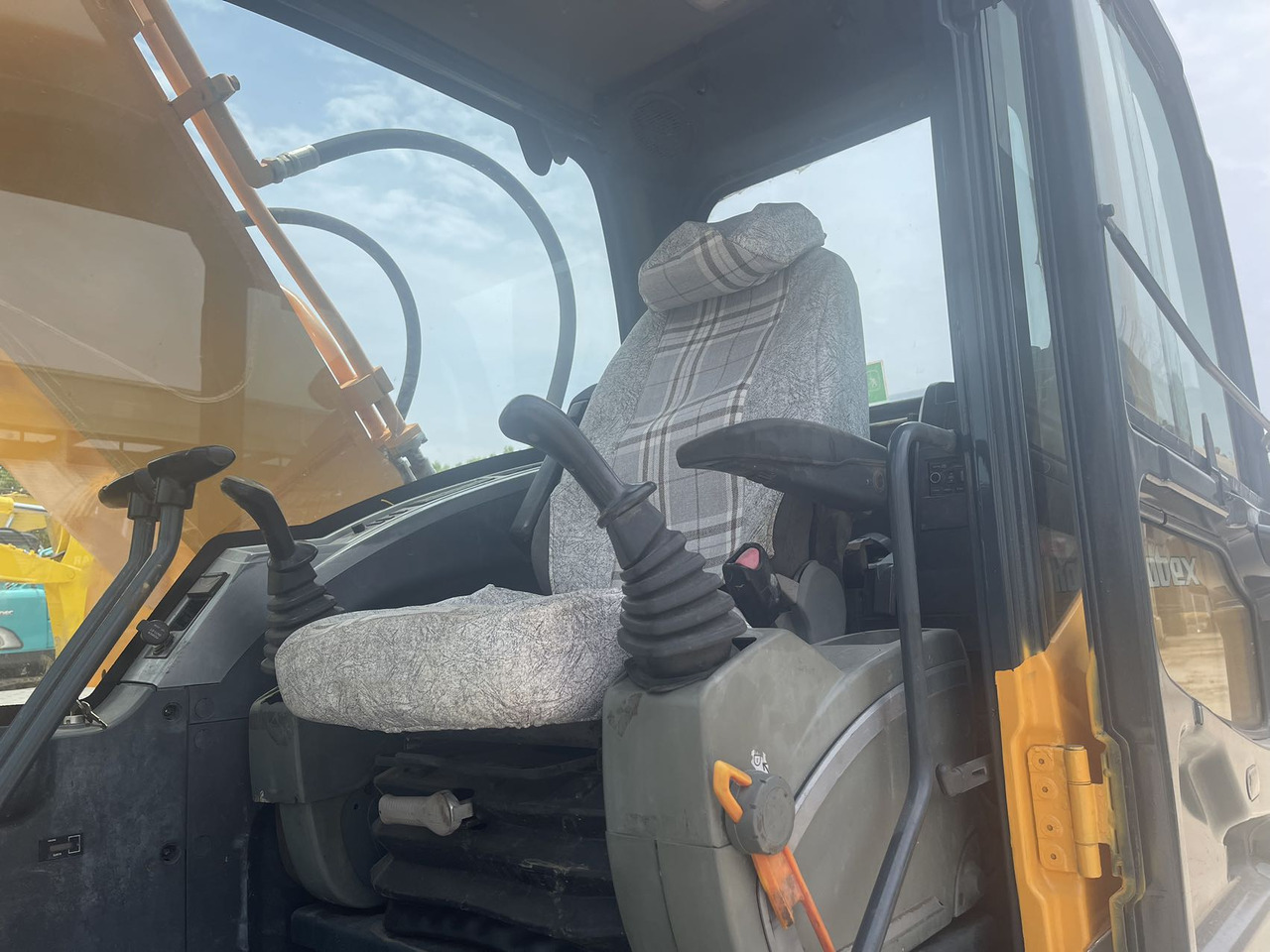 HYUNDAI 220LC-9S - Ekskavator perayap: gambar 5 HYUNDAI 220LC-9S - Ekskavator perayap: gambar 5