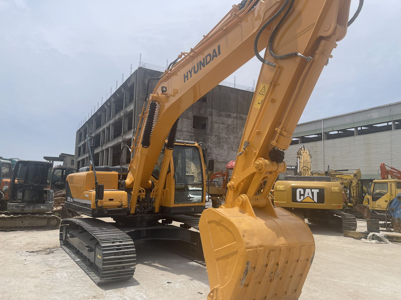 HYUNDAI 220LC-9S - Ekskavator perayap: gambar 4 HYUNDAI 220LC-9S - Ekskavator perayap: gambar 4