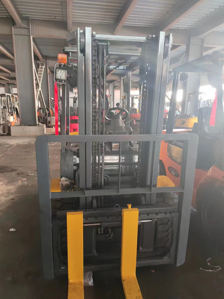 KOMATSU FD30 - Forklift diesel: gambar 4 KOMATSU FD30 - Forklift diesel: gambar 4