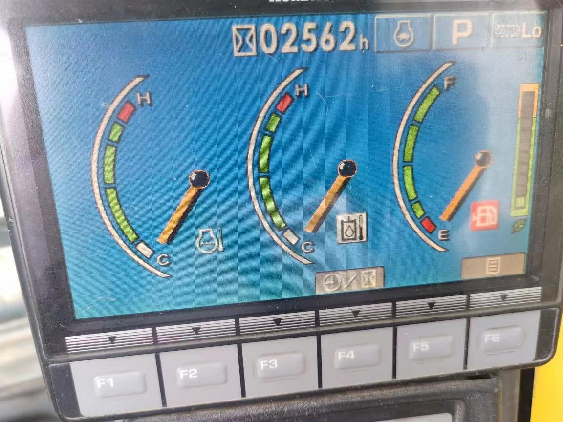 Ekskavator perayap KOMATSU PC200-8: gambar 6