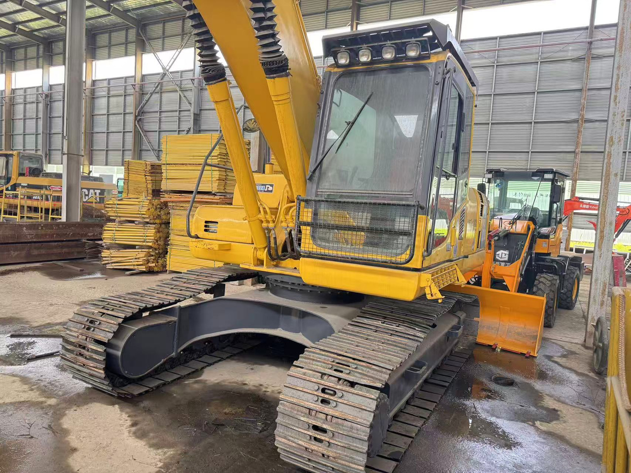 KOMATSU PC200-8 - Ekskavator perayap: gambar 3 KOMATSU PC200-8 - Ekskavator perayap: gambar 3