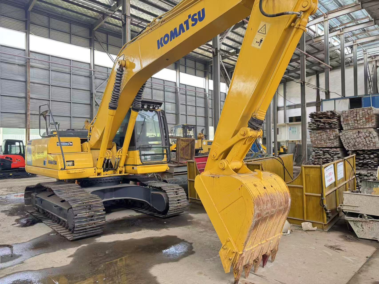 KOMATSU PC200-8 - Ekskavator perayap: gambar 1 KOMATSU PC200-8 - Ekskavator perayap: gambar 1