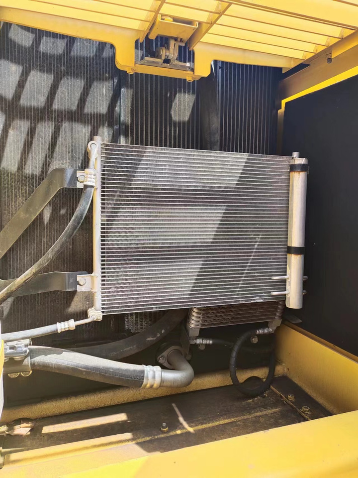 KOMATSU PC200-8 - Ekskavator perayap: gambar 5 KOMATSU PC200-8 - Ekskavator perayap: gambar 5