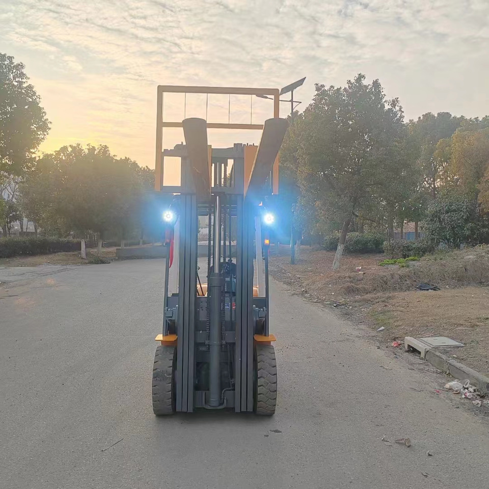 TCM FD30 diesel ISUZU engine forklift from Japan - Forklift diesel: gambar 4 TCM FD30 diesel ISUZU engine forklift from Japan - Forklift diesel: gambar 4