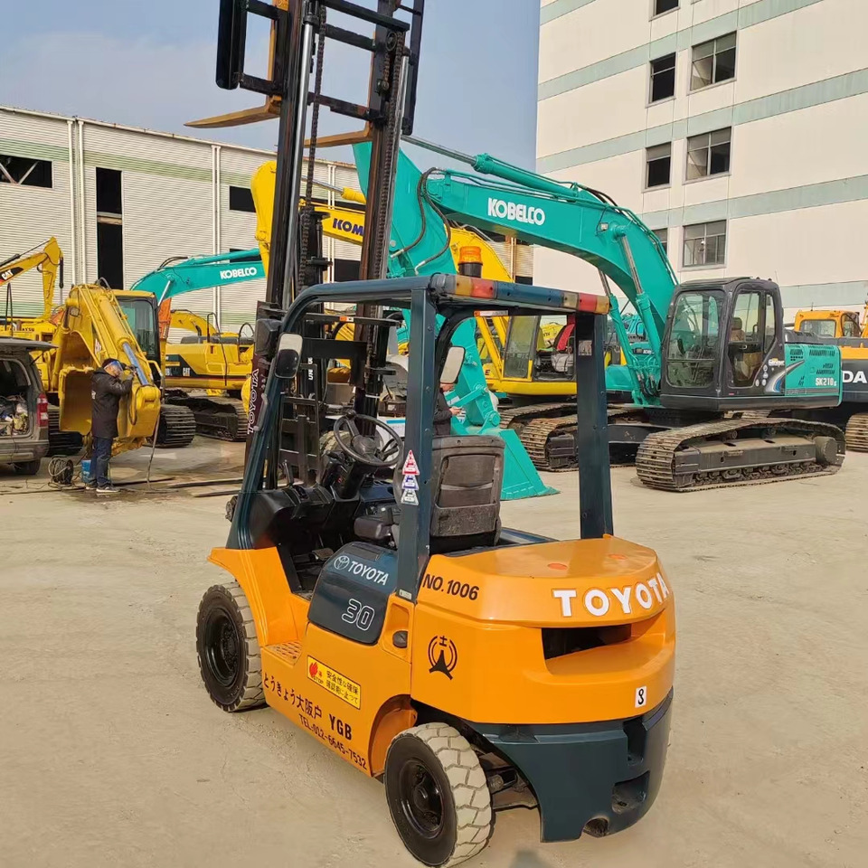 TOYOTA FD30 - Forklift diesel: gambar 4 TOYOTA FD30 - Forklift diesel: gambar 4