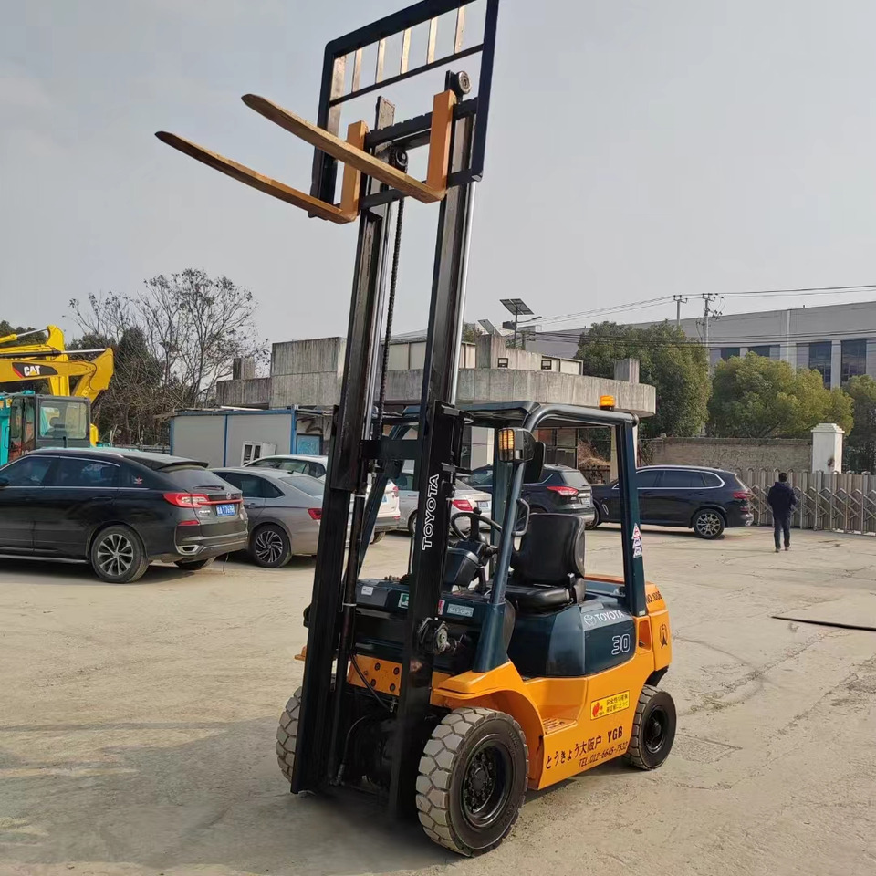 TOYOTA FD30 - Forklift diesel: gambar 1 TOYOTA FD30 - Forklift diesel: gambar 1