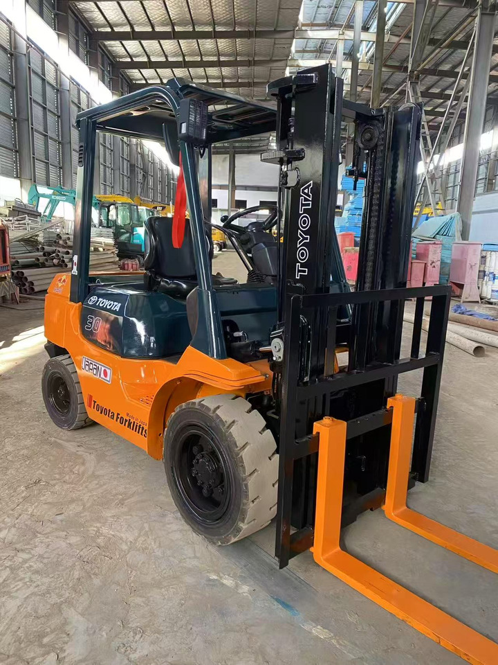 TOYOTA FD30 - Forklift diesel: gambar 3 TOYOTA FD30 - Forklift diesel: gambar 3
