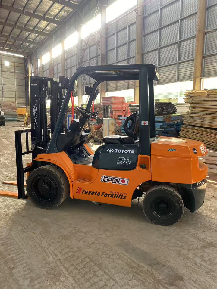 TOYOTA FD30 - Forklift diesel: gambar 1 TOYOTA FD30 - Forklift diesel: gambar 1