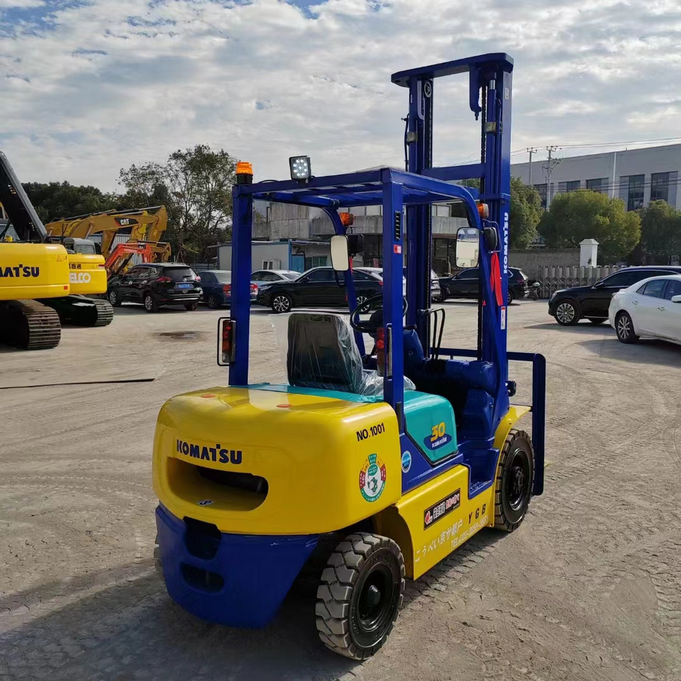 Komastu FD30 forklift 3tons - Forklift diesel: gambar 4 Komastu FD30 forklift 3tons - Forklift diesel: gambar 4