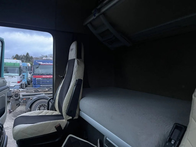 Tractor head DAF XF 105.460 Tractor unit: gambar 15 Tractor head DAF XF 105.460 Tractor unit: gambar 15