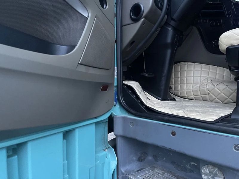 Tractor head DAF XF 105.460 Tractor unit: gambar 13 Tractor head DAF XF 105.460 Tractor unit: gambar 13