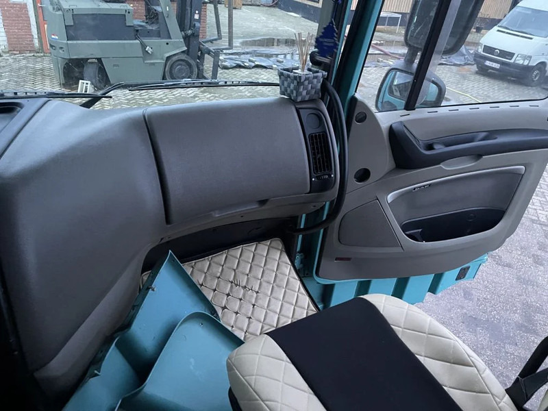 Tractor head DAF XF 105.460 Tractor unit: gambar 16 Tractor head DAF XF 105.460 Tractor unit: gambar 16